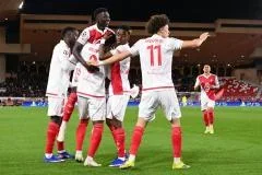 Folarin Balogun (de dos) est félicité par ses coéquipiers, et notamment Maghnes Akliouche et Lamine Camara, après son ouverture du score face au PSG en barrages de C1. (F. Faugère/L'Équipe)